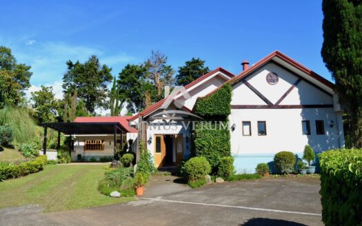 Casa en Alquiler en San Isidro de Heredia Con Amplias Zonas Verdes y Hermosas Vistas