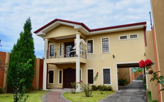 Venta de Casa Independiente Con Piscina en Santo Domingo de Heredia
