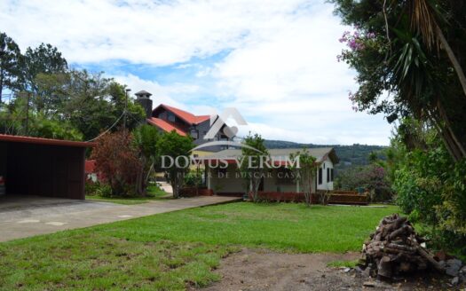 Venta de propiedad con 3 Casas en Santa Barbara de Heredia