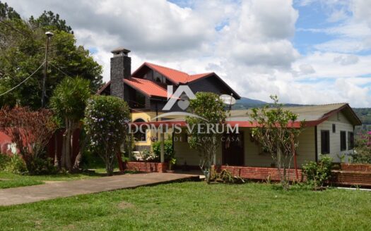 Venta de propiedad con 3 Casas en Santa Barbara de Heredia
