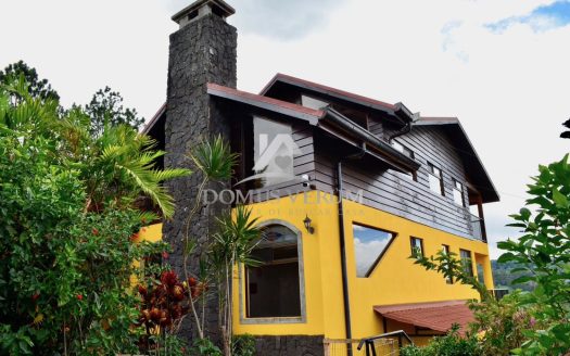 Venta de propiedad con 3 Casas en Santa Barbara de Heredia