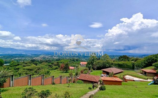 Venta de propiedad con vista en Santa Barbara de Heredia.