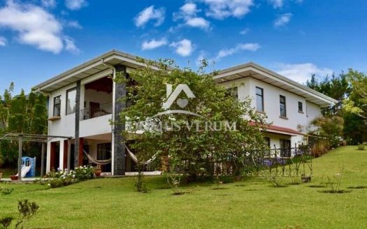 Propiedad con 2 casas en venta San Isidro de Heredia, Concepcion