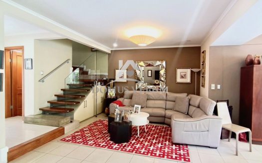 Hermosa casa en venta en condominio Casa del Parque en Escazu.
