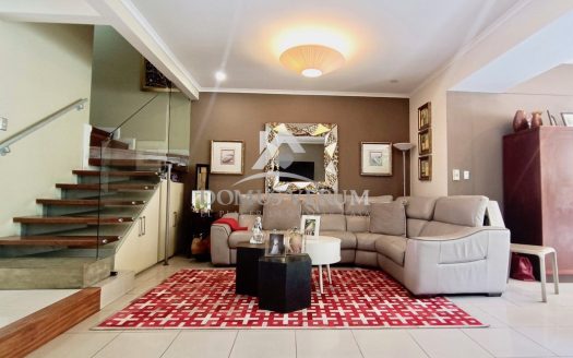 Hermosa casa en venta en condominio Casa del Parque en Escazu.
