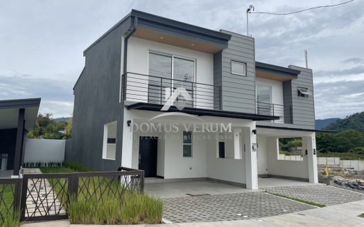 Venta de casa de 3 Habitaciones en Condominio en Desamparados