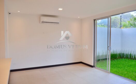 Venta de casa de 3 Habitaciones en Condominio en Desamparados