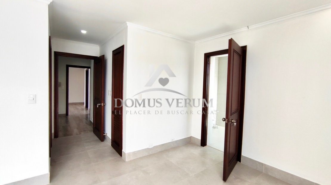 Se vende Penthouse en Rohrmoser con cuarto de servicio