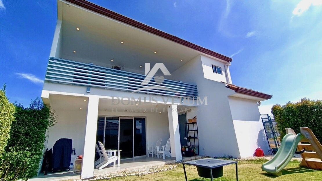 Casa Contemporanea en Venta en Condominio en Heredia