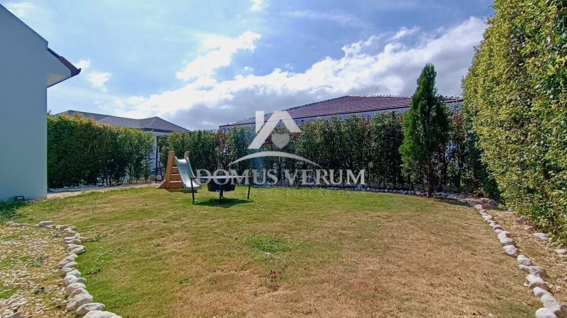 Casa Moderna en Venta en Condominio en Heredia