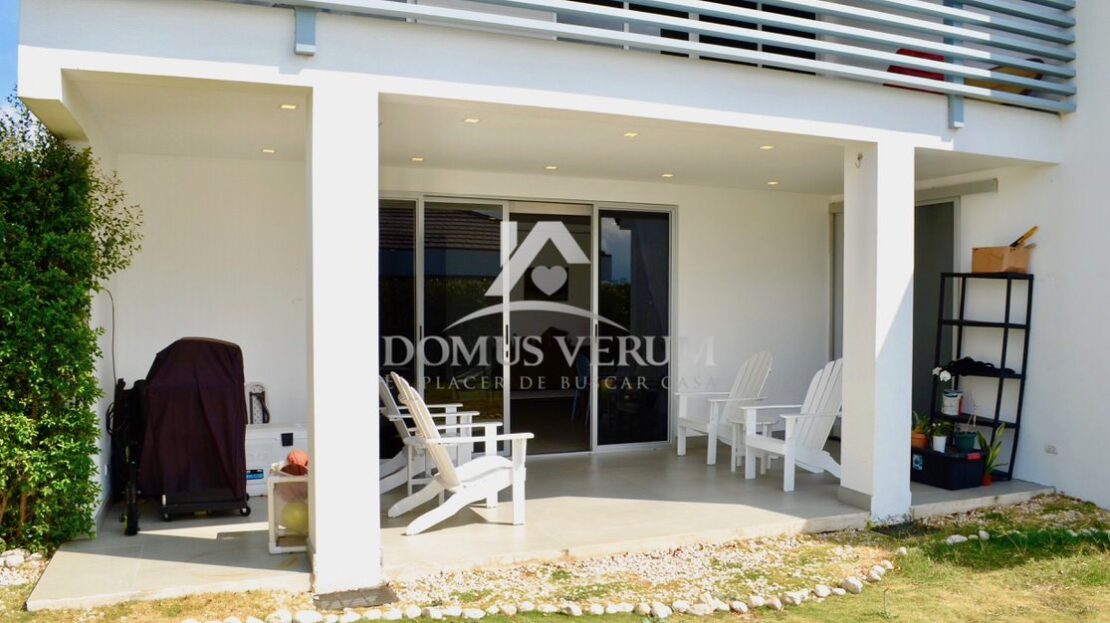 Casa Moderna en Venta en Condominio en Heredia