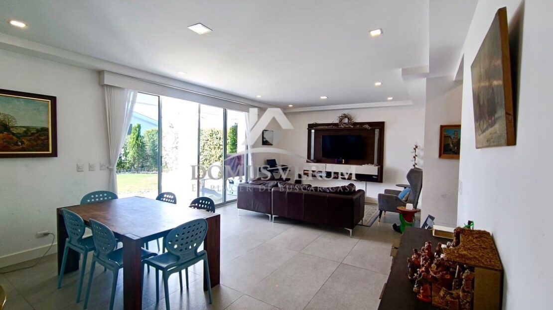 Condominio Francosta Ulloa Casa Contemporanea en Venta