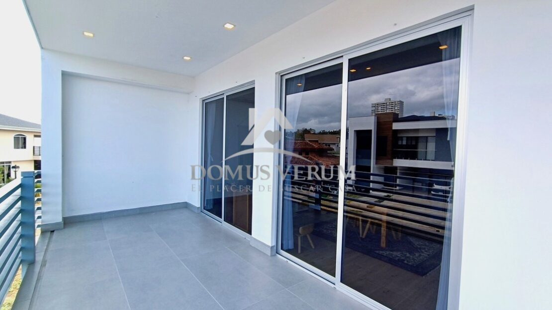 Venta de Casa Contemporanea en condominio Francosta Ulloa
