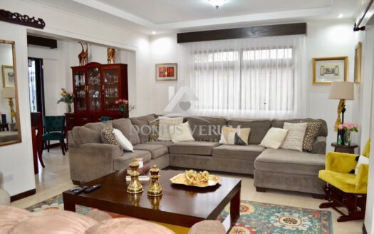 Venta de Casa en Santo Domingo con 2 Apartamentos