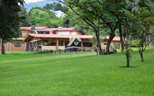 Propiedad en venta en Residencial El Castillo con 2 casas y 3400 mts de lote