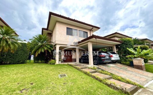 Alquiler de casa en condominio Puerta de Hierro Santa Ana