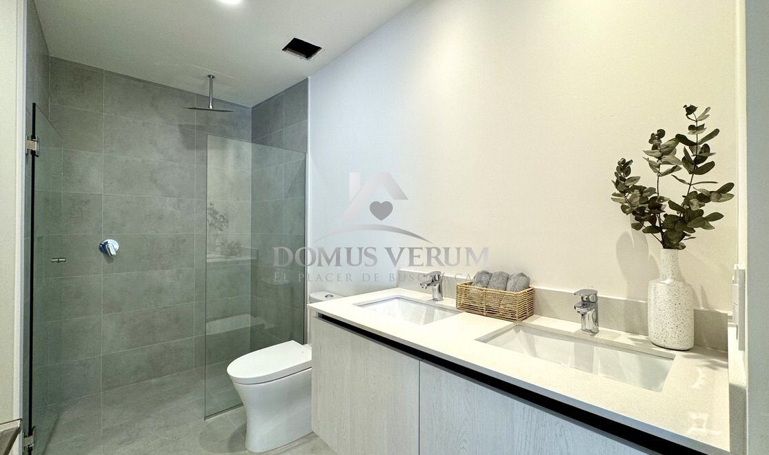 Moderno condominio de 2 habitaciones con balcón en Nunciatura